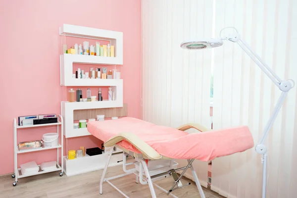 Gabinet kosmetyczny ze stołem do masażu w nowoczesnym salonie piękności. Wnętrze gabinetu lekarskiego. — Zdjęcie stockowe