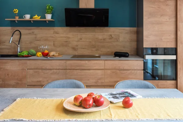 Сучасні меблі на розкішній кухні. Мінімалістичний скандинавський інтер'єр в лофт-квартирі з дерев'яними меблями, лампами, бетонними елементами і рослинами — стокове фото