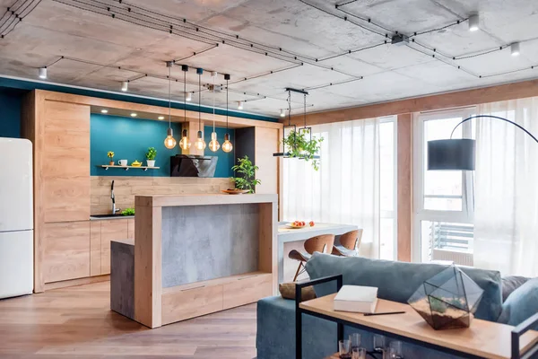 Loft tarzı düz kanepe ile minimalist modern oturma odası. Mutfak ve oturma odası ile Modern çatı, mobilya ile İskandinav tarzında açık alan iç. Gerçek fotoğraf