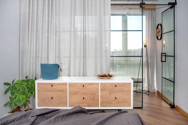 Trendy modern design met glazen scheidingswand, minimalistisch modern slaapkamer interieur — Stockfoto