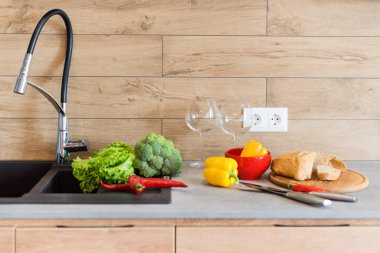 Mutfak masasında salata için taze sebze. Doğal organik sağlıklı gıda