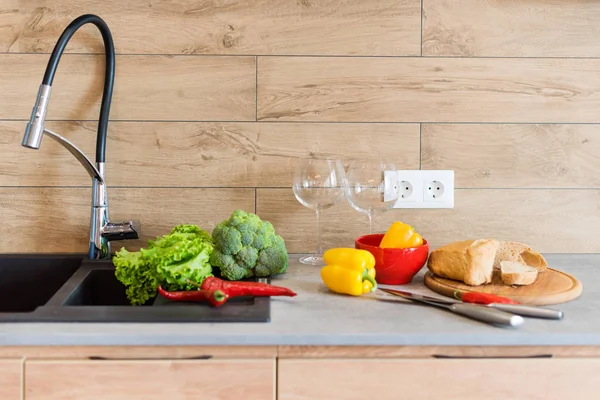 Mutfak masasında salata için taze sebze. Doğal organik sağlıklı gıda