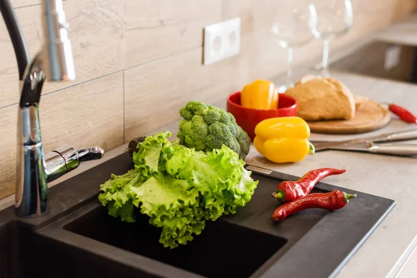 Свіжі овочі для салату на кухонному столі. Натуральна органічна здорова їжа — стокове фото