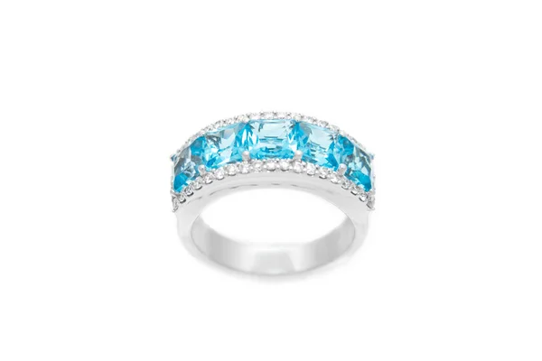 Diamantový prsten s modrými drahokamy. Bílý zlatý prsten na bílém pozadí. Módní luxusní příslušenství — Stock fotografie