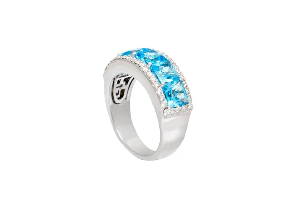 Anello diamante con gemme preziose blu. Anello bianco dorato su sfondo bianco. Accessori di lusso moda — Foto Stock