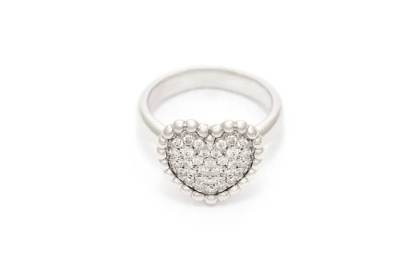 Diamantring geïsoleerd op witte achtergrond. Ring met diamanten in de vorm van het hart. Luxe sieraden, witgoud. — Stockfoto
