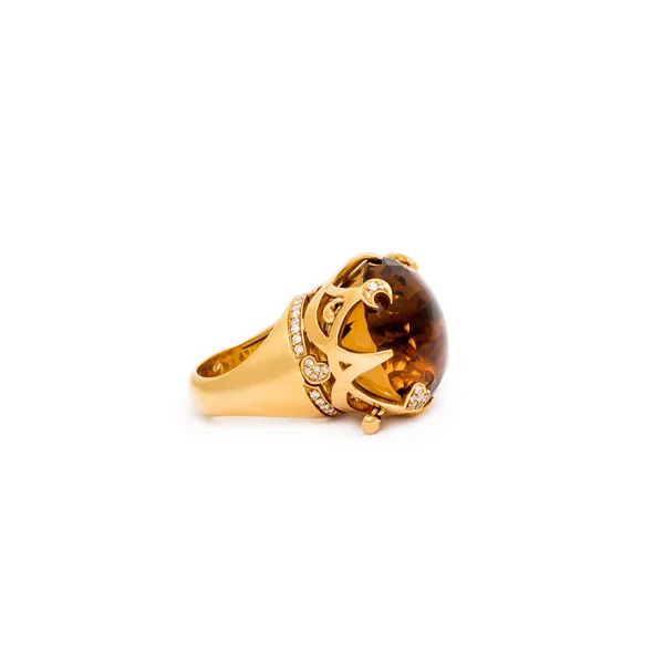 Gouden diamantring geïsoleerd op witte achtergrond. Ring met diamanten en kostbare kleur edelstenen. Luxe sieraden, geel goud. — Stockfoto