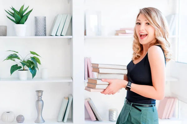 Schöne blonde Mädchen mit einem Stapel Bücher. Bildungskonzept, Kurse, Prüfungen, Hausaufgaben, Liste der zu lesenden Bücher. — Stockfoto