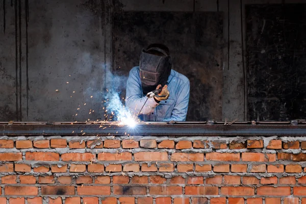 Trabalhador da indústria soldagem peças de ferro no novo edifício — Fotografia de Stock