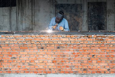 Sanayi işçisi kaynak demir parçaları yeni bina