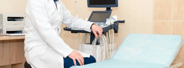 Läkare som utför ultraljudsundersökning i kliniken. Förväntar sig av barn och diagnostiserar med ultraljud. — Stockfoto