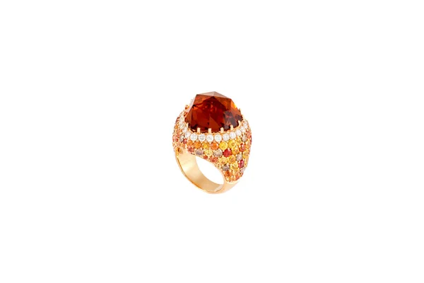 Anello diamante dorato isolato su sfondo bianco. Anello con diamanti e pietre preziose di colore. Gioielli di lusso, oro giallo . — Foto Stock