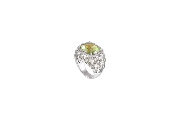 Anello diamante con gemma preziosa verde e diamanti. Anello bianco dorato su sfondo bianco. Accessori di lusso moda — Foto Stock