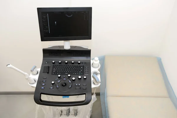 Interiör av undersökningsrum med ultraljud maskin på sjukhus laboratorium. Modern medicinsk utrustning bakgrund. — Stockfoto