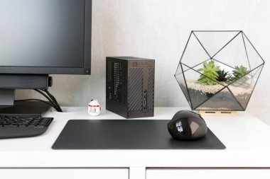 Modern ofisin içinde. Beyaz masada klavyesi, faresi ve sulu şeyleri olan bir yer. Şık minimalist çalışma alanı, serbest çalışan çalışma alanı.