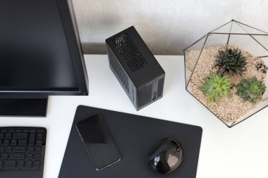 Modern ofisin içinde. Klavyeli, fareli, telefonlu ve sulu beyaz masalı bir yer. Şık minimalist çalışma alanı, serbest çalışan çalışma alanı. Kopyalama alanı olan üst görünüm, düz yatay