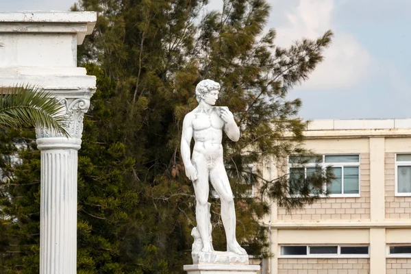 미켈란젤로의 데이비드의 복제품이에요. 유명 한 동상 의모 형 — 스톡 사진