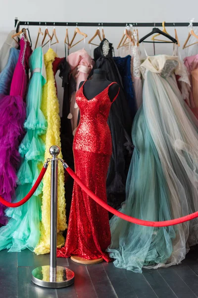 Muchas damas vestido de noche vestidos largos en percha en la tienda de alquiler de vestido para el día de la boda o sesión de fotos. Vestidos concepto de alquiler. Enfoque selectivo. concepto de alquiler de vestido de bola . — Foto de Stock