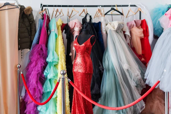 Muchas damas vestido de noche vestidos largos en percha en la tienda de alquiler de vestido para el día de la boda o sesión de fotos. Vestidos concepto de alquiler. Enfoque selectivo. concepto de alquiler de vestido de bola . — Foto de Stock