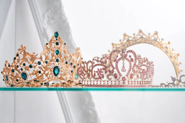 Koninklijke luxe gouden en zilveren kronen versierd met edelstenen. Diamanten tiara 's met edelstenen voor het bal en bruiloft. Selectieve focus. — Stockfoto