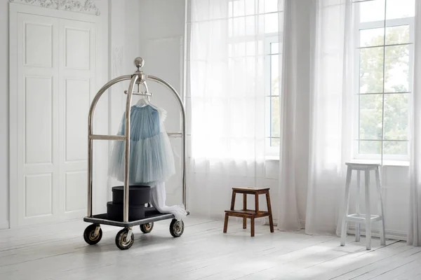 Skirt hanging on mobile hanger rack in minimalist white room interior. Hotel interiors, walk-in closet — Stock Photo, Image