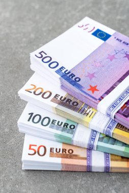 Avro para birimi. Nakit para, euro faturaları. Beton zemin üzerine yığılmış Avro notları beş yüz, iki yüz, yüz elli...
