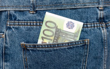 Kotun arka cebindeki Euro banknotları. Unutulmuş para, birikim parası. Tasarruf ya da harcama kavramı. Avro faturaları düşüyor. Hırsız için parayı çalmak kolay..