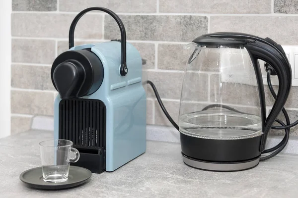 Кавоварка та електричний чайник на кухні — стокове фото