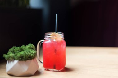 Limonlu ve siyah pipetli pembe kokteyl, kafede soğuk içecek. Metin veya menü için boş alanla limonata tazeleniyor. Seçici odak