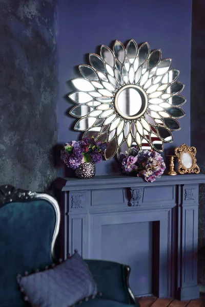 Modern konst deco vardagsrum interiör. Lyxig interiör med stor spegel ovanför öppen spis, blommor och klassisk soffa — Stockfoto