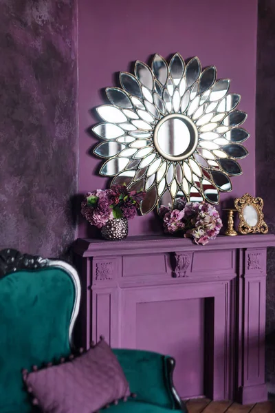 Modern konst deco vardagsrum interiör. Lyxig interiör med stor spegel ovanför öppen spis, blommor och klassisk soffa — Stockfoto