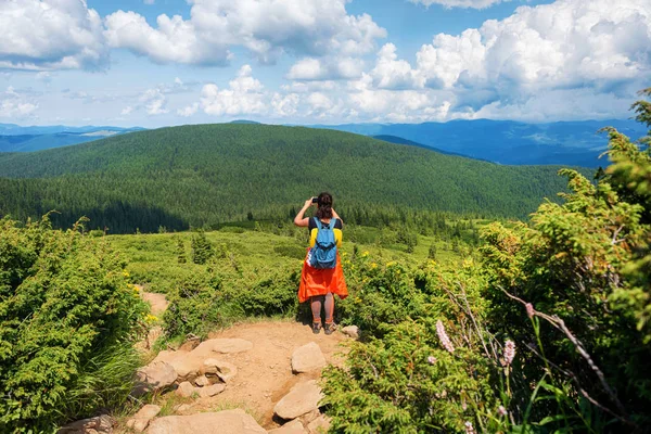 Nő vándorlás fényképezés táj természet táj okostelefon a hegyekben. Fiatal nő, aki mobilon fotózik. Természet fotós turista lő, miközben áll a hegy tetején. — Stock Fotó