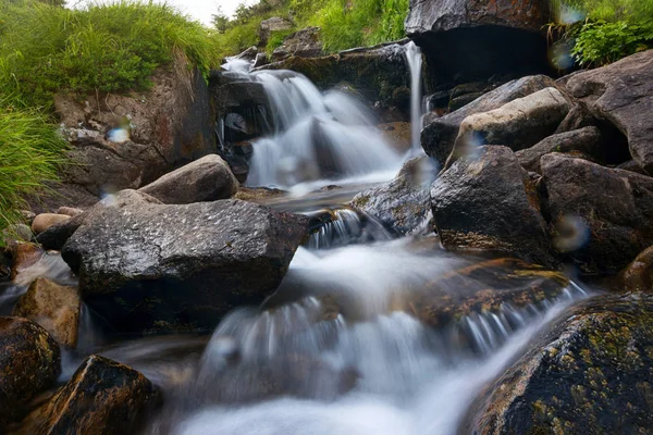 Waterfall at the forest in long exposure. Carpathian mountains, Hoverla, Ukraine. — Stock Photo, Image