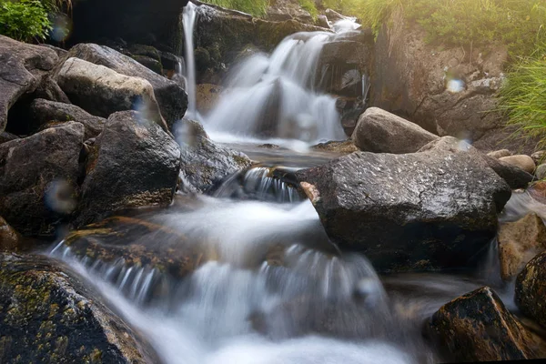 Waterfall at the forest in long exposure. Carpathian mountains, Hoverla, Ukraine. — Stock Photo, Image