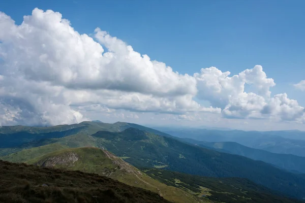 Sommerlandschaft in den Karpaten. Blick vom Berggipfel Hoverla. Ukrainische Bergkarpaten Hoverla, Blick von oben. — Stockfoto