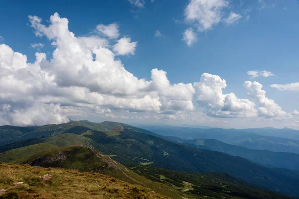 Höstlandskap i Karpaterna. Utsikt från bergstoppen Hoverla. Ukrainska berget Karpaterna Hoverla, vy från toppen. — Stockfoto