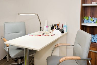 Boş modern manikür ve güzellik salonu. Lambalı masa, manikür iç işleri.
