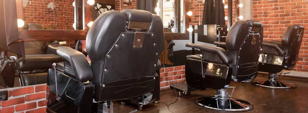 Stylowe zabytkowe krzesła fryzjerskie. Nowoczesny fryzjer i salon fryzjerski, fryzjer dla mężczyzn — Zdjęcie stockowe