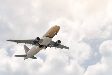 Havacılık, seyahat, hava taşıma konsepti. Yolcular ticari uçak ya da iş jeti bulutlar arasında uçuyor.