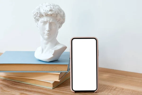 Mock Smartphone Con Pantalla Blanco Mesa Madera Con Libros Pequeña — Foto de Stock