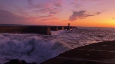 Atlantik Okyanusu üzerinde günbatımı manzarası. Portekiz, Porto şehrinin Foz do Douro bölgesindeki Felgueiras Deniz Feneri 'nden görüntü.