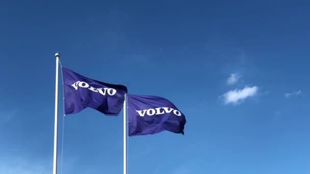 Kiev, Oekraïne, 6 juni 2020: Volvo tekent op zwaaiende vlaggen op blauwe hemel achtergrond — Stockvideo