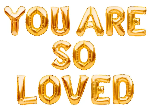 Palabras doradas QUE ESTÁS TAN AMADO hechas de globos inflables aislados sobre fondo blanco. Letras de globo de helio de lámina dorada, mensaje de amor, letras de globos —  Fotos de Stock