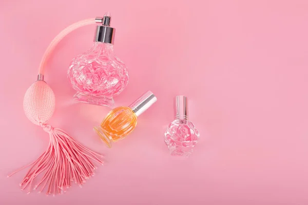 Verschillende Transparante Parfumflesjes Roze Achtergrond Aromatische Essentieflessen Parfumerie Cosmetica Parfumerie — Stockfoto