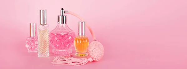 Olika Transparenta Parfymflaskor Rosa Bakgrund Aromatiska Essensflaskor Parfymer Kosmetika Doftkollektion — Stockfoto