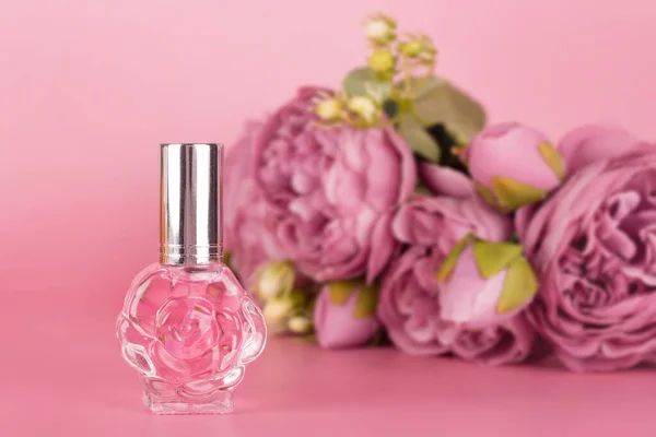 Frasco Perfume Transparente Con Ramo Peonías Sobre Fondo Rosa Botella —  Fotos de Stock