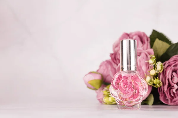 Bottiglia Profumo Trasparente Rosa Con Bouquet Peonie Sfondo Marmo Chiaro — Foto Stock