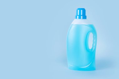 Deterjan şişesi mavi arka planda. Plastik temizlik ürünü, ev kimyasalları ya da sıvı çamaşır deterjanı. Çamaşır günü, temizlik konsepti