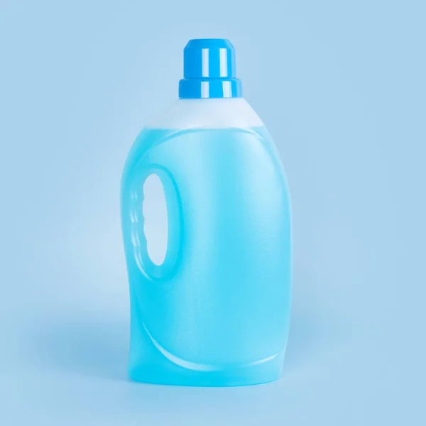 파란색 배경에는 건방진 가정용 세탁제의 플라스틱 — 스톡 사진
