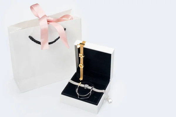Bracciali Argento Oro Confezione Regalo Piatta Gioielli Sfondo Neutro Vista — Foto Stock